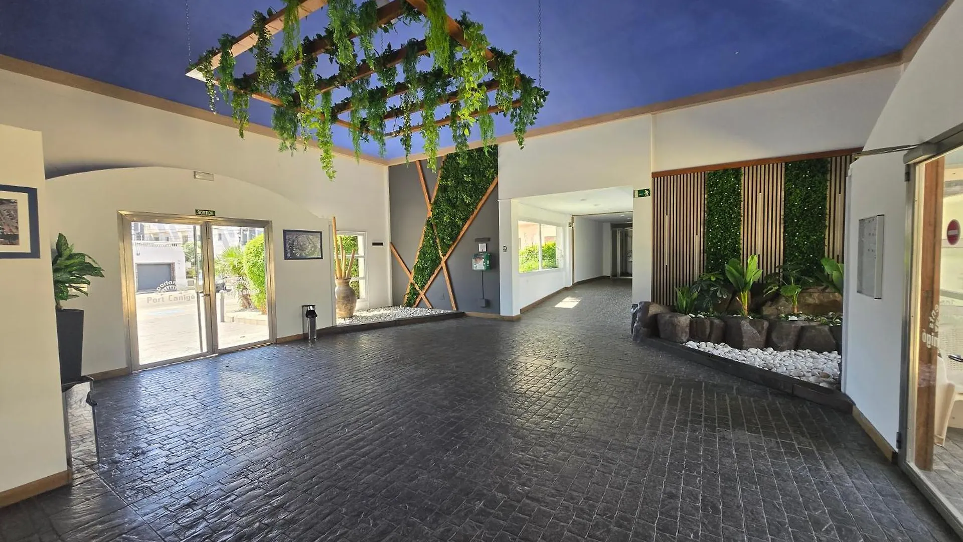 Superbe Appartement Avec Solarium Et Piscine Communautaire Roses Spain